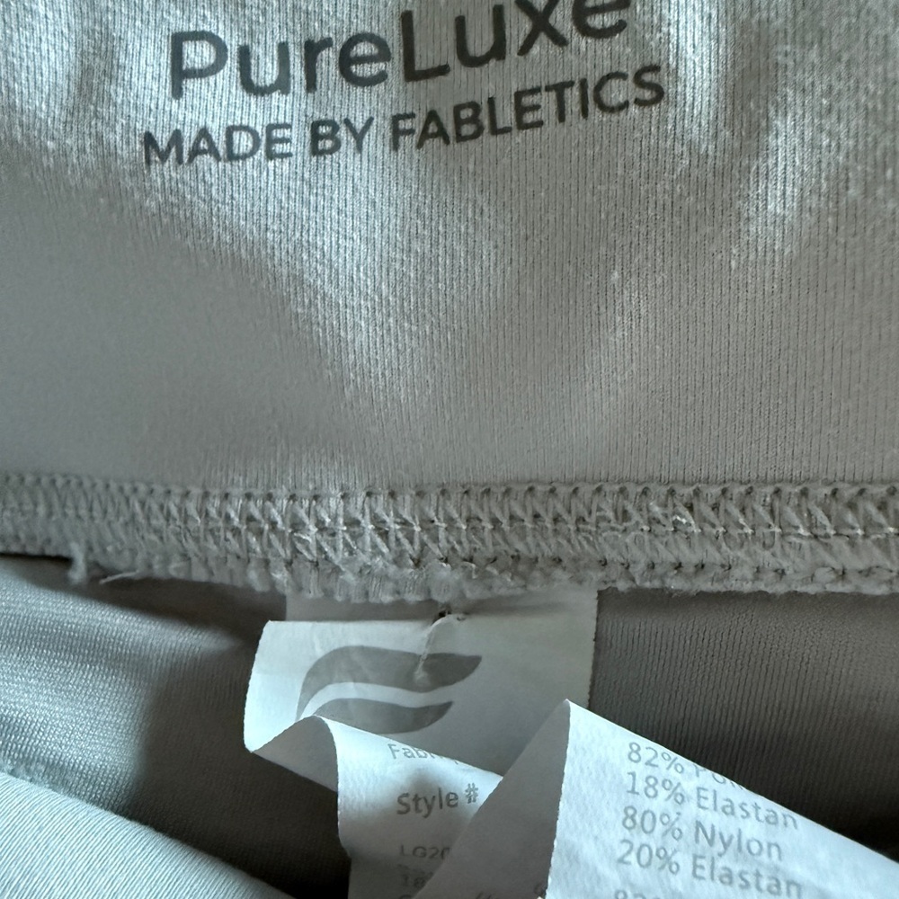 Fabletics pure luxe leggings, side pockets, light grey, size Medium, - Picture 5 of 5